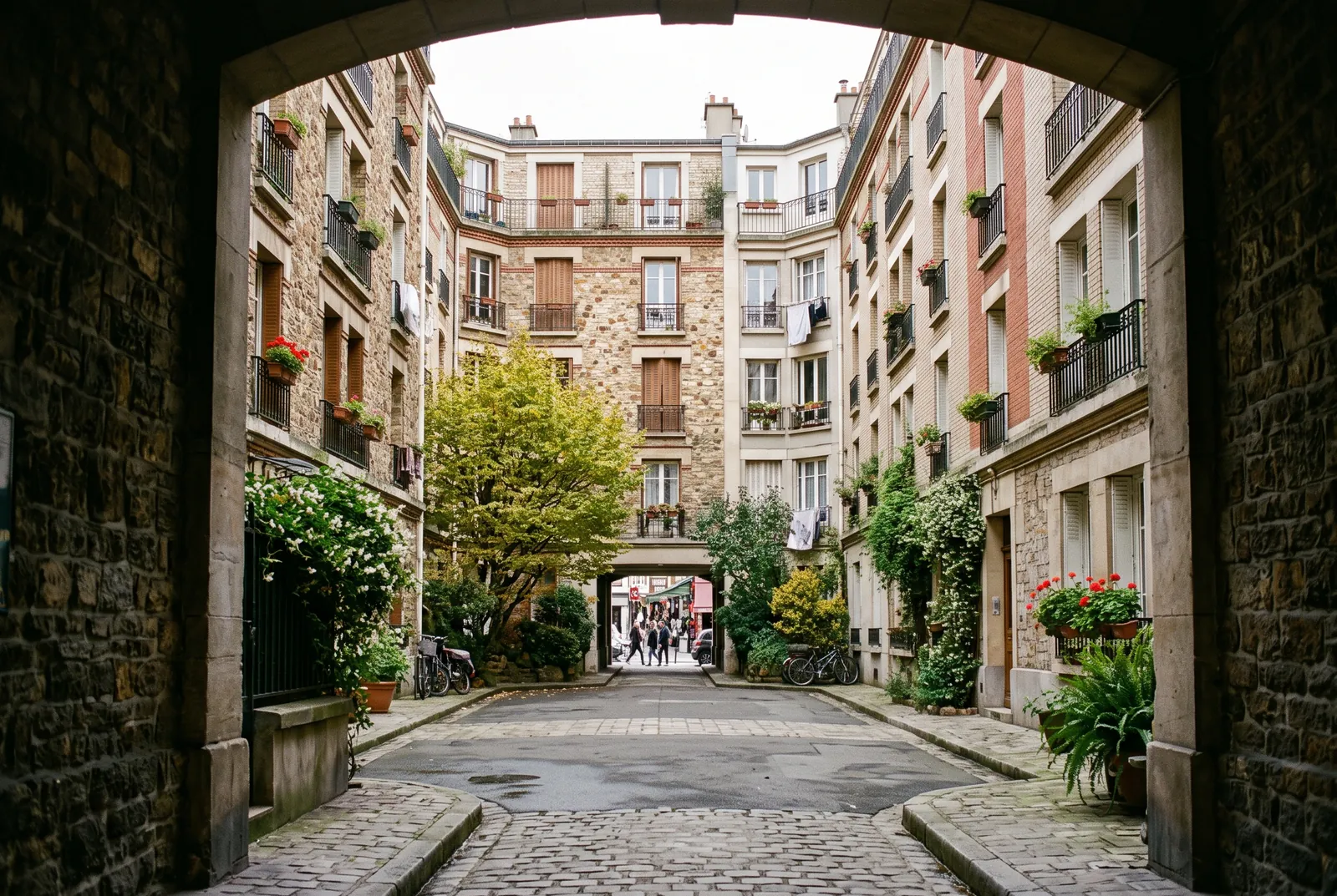 Cour intérieure d'un immeuble à Saint-Ouen